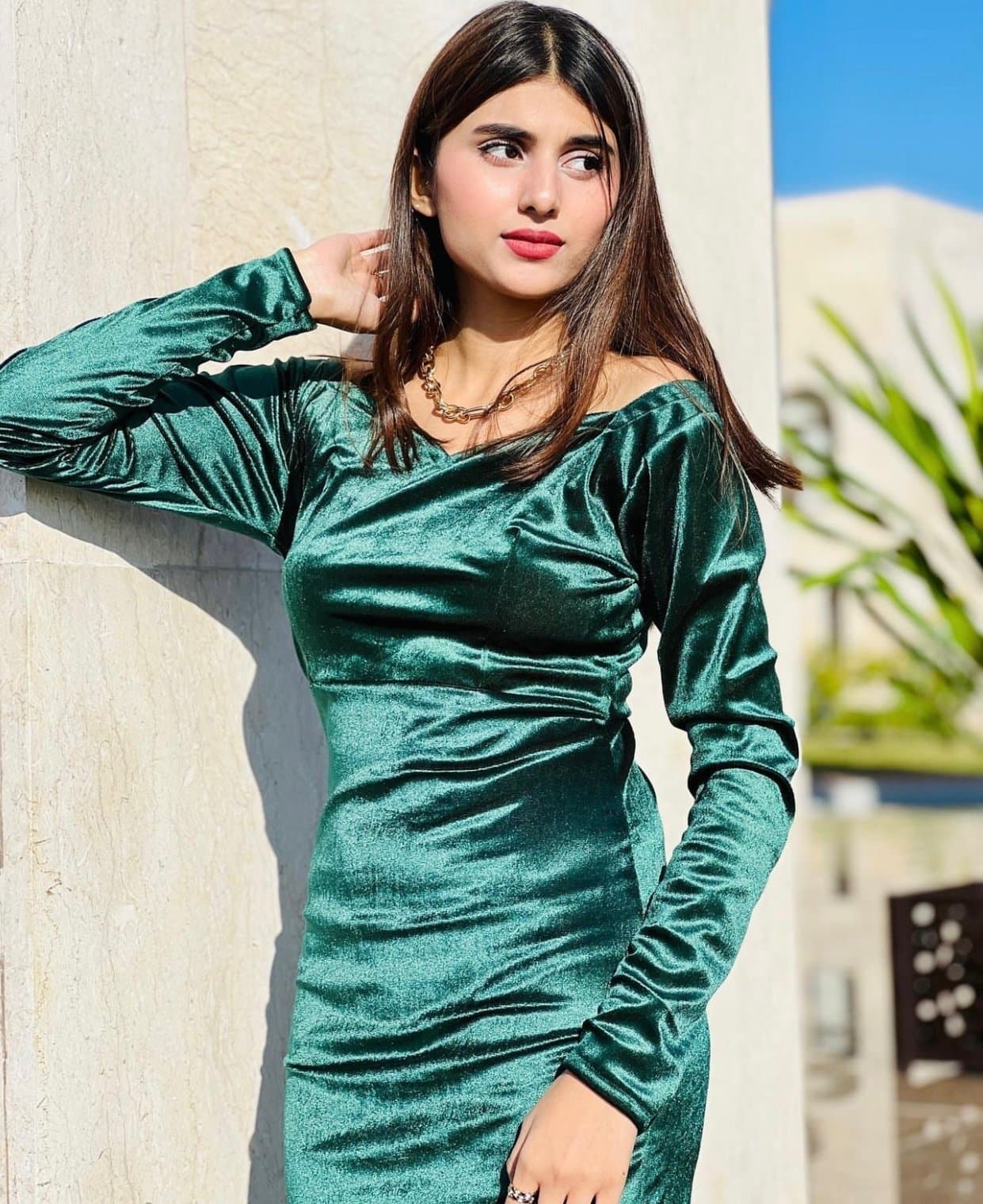 Emerald Velvet Bodycon Dress – image 3