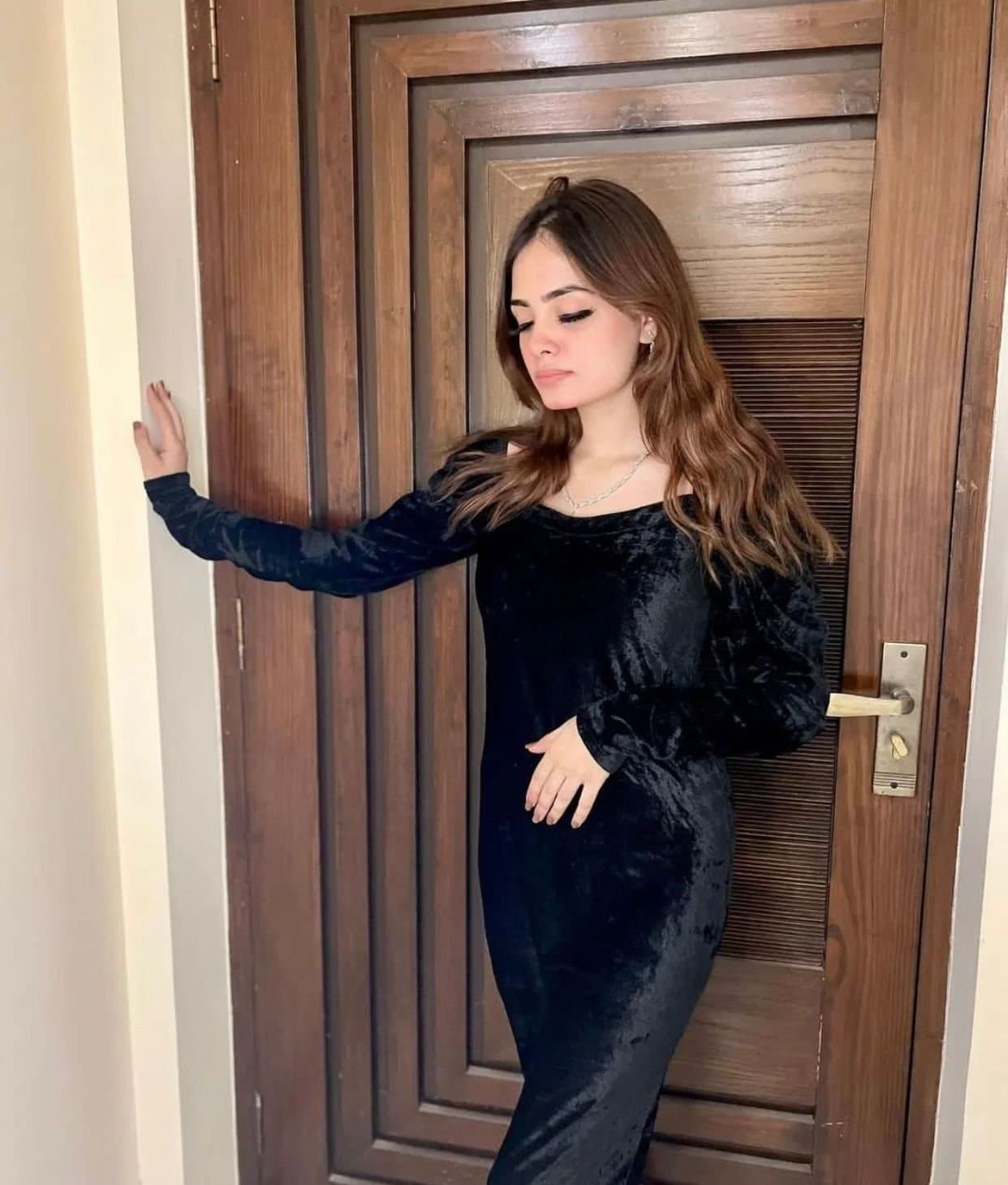 Black Velvet Bodycon Dress – image 6